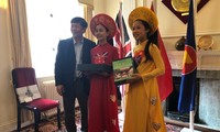Une délégation du Comité d'État chargé des Vietnamiens résidant à l'étranger au Royaume-Uni