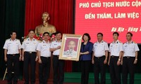 La vice-présidente Dang Thi Ngoc Thinh rend visite aux officiers et soldats de la 2e zone navale