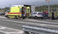 Grèce: 41 migrants découverts en vie dans un camion frigorifique