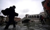 Italie: Léger répit pour Venise sous les eaux, Florence et Pise en alerte