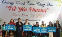 L’Union des femmes vietnamiennes offre des cadeaux aux familles démunies de Nghê An