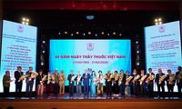 Nguyên Xuân Phuc rend hommage aux médecins vietnamiens