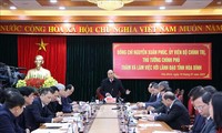 Nguyên Xuân Phuc travaille avec les dirigeants de la province de Hoà Binh