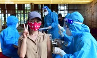 Covid-19: des étrangers résidant à Hô Chi Minh-ville vaccinés