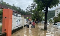 Les autorités de Binh Dinh évacuent les sinistrés des glissements de terrain