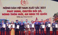 Vuong Dinh Huê honore les meilleurs agriculteurs de 2021
