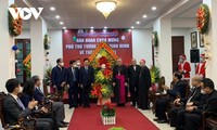 Pham Binh Minh présente des vœux de Noël à la communauté chrétienne de Huê