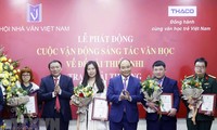 Nguyên Xuân Phuc rend hommage aux lauréats du concours «Les jeunes écrivains vietnamiens», première édition