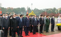 Des dirigeants du Parti et de l’État rendent hommage au Président Hô Chi Minh en son mausolée