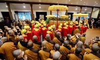 Des milliers de bouddhistes rendent un dernier hommage au bonze Thich Nhât Hanh