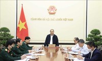 Nguyên Xuân Phuc à une réunion sur la défense nationale dans la nouvelle conjoncture