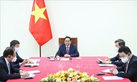 Pham Minh Chinh s’entretient au téléphone avec le président fondateur du WEF