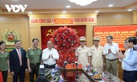 Nguyên Xuân Phuc rend visite aux agents de sécurité des officiels de haut rang
