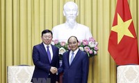 Nguyên Xuân Phuc reçoit le président du groupe Lotte