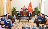 Bui Thanh Son reçoit le premier vice-ministre des Affaires étrangères cubain
