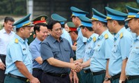 Pham Minh Chinh rend visite au régiment de l’aviation de chasse 