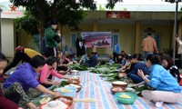 Người dân Sơn La gói hàng nghìn bánh chưng gửi đồng bào vùng lũ 