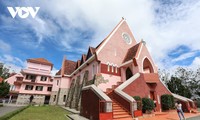 “Check-in” nhà thờ màu hồng tuyệt đẹp tại Đà Lạt
