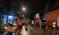 Người dân xã Xuân Lâm (Bắc Ninh) đội mưa “ăn mừng” dỡ phong toả