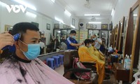 Người dân Hà Nội phấn khởi mở lại quán ăn, tiệm làm tóc