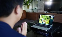 Người dân cúng lễ Vu Lan trực tuyến trong mùa dịch Covid-19 tại Hà Nội