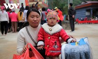 Mang Tết sớm đến với đồng bào và học sinh nghèo Lai Châu