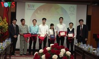  第1回「ベトナムAPEC2017クイズコンクール」の授賞式