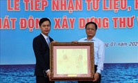 ベトナムのホアンサ群島に関わる資料を受け取る ダナン市