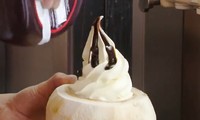 ハノイの名物デザート「ココナッツアイスクリーム」