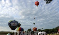 フエ熱気球大会、観光客を魅了