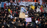 仏で反年金改革100万人デモ　採択も根強い抵抗