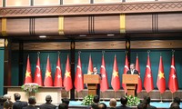 チン首相とトルコの副大統領、共同記者会見を行う