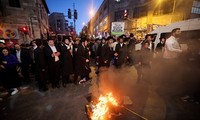 ネタニヤフ政権への反対デモ、イスラエルの国会前に人質の家族など数万人が参加