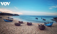 クアンガイ省で最も美しいビーチがあるサーフィン漁村の探検
