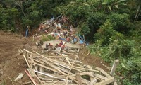 インドネシア　大雨続き土砂崩れで18人が死亡、2人行方不明