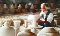 Desa kerajinan keramik dan porselen Bat Trang menerapkan teknologi baru . 