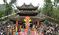 Pembukaan pesta  pagoda Huong tahun Naga 2012