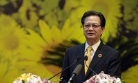PM Nguyen Tan Dung mengusulkan supaya gerakan kompetisi dan pemberian penghargaan tahun 2012 harus merapati pelaksanaan tugas-tugas perkembangan sosial