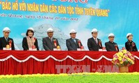 Presiden Truong Tan Sang menghadiri upacara mengawali pembangunan Patung Monumen “Paman Ho  dengan rakyat etnis-etnis provinsi Tuyen Quang”