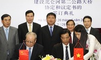 Vietnam-Tiongkok menandatangani perjanjian membangun jembatan Bei Lun 2.