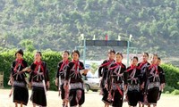 Anggota Polit Biro Le Hong Anh menerima rombongan semua etnis minoritas di provinsi Lai Chau