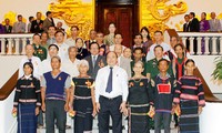 Deputi PM Nguyen Xuan Phuc menerima rombongan orang-orang yang berjasa dari provinsi Gia Lai dan Quang Nam