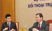 越南工贸部长武辉煌与网民在线对话
