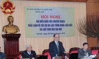 越南十三届国会常委会举行专职国会代表视频会议
