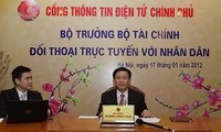 越南财政部长王庭惠与网民在线对话