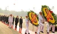 越南党、国家、政府、国会、祖国阵线领导人向胡主席陵敬献花圈