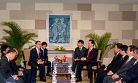 阮晋勇会见老挝总理通辛.塔玛冯