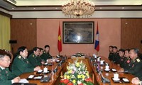 冯光青会见老挝国防代表团