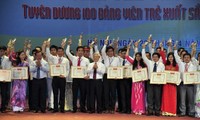阮富仲出席2012年河内市百名杰出青年党员表彰会