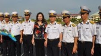 越南海军部队、财政部干部和媒体记者代表团抵达西礁